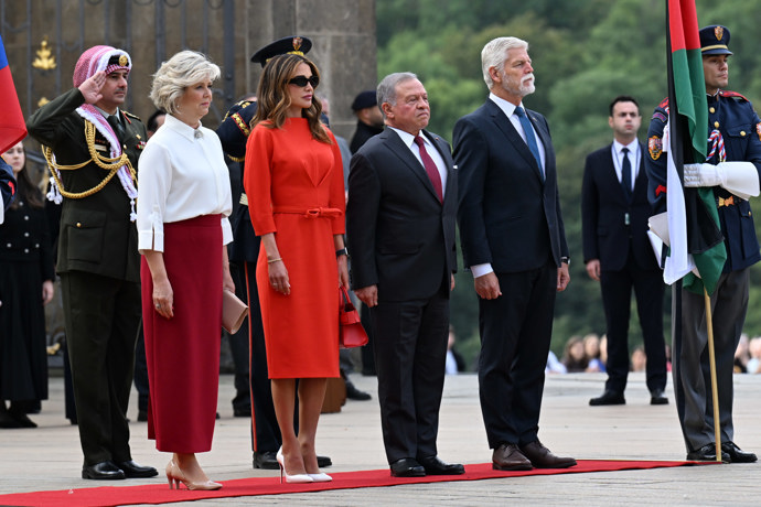 FOTO: Prezident Petr Pavel s manželkou Evou přivítali na Hradě jordánský královský pár. – stránka 16