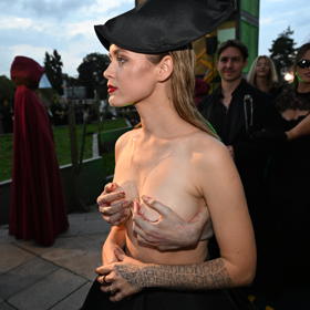 Karolinna svůj odvážný outfit před premiérou důkladně testovala, aby nic nesklouzlo ani nevykouklo.