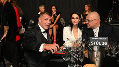 FOTO: Na módní přehlídce Osmanyho Laffity teklo víno proudem.