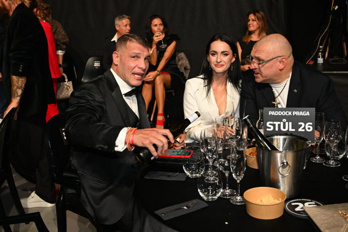 FOTO: Na módní přehlídce Osmanyho Laffity teklo víno proudem. – stránka 48
