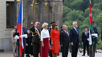 FOTO: Prezident Petr Pavel s manželkou Evou přivítali na Hradě jordánský královský pár.