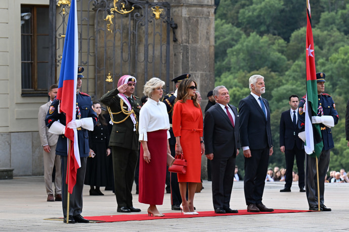 FOTO: Prezident Petr Pavel s manželkou Evou přivítali na Hradě jordánský královský pár. – stránka 15