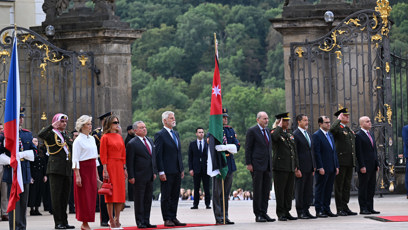FOTO: Prezident Petr Pavel s manželkou Evou přivítali na Hradě jordánský královský pár.