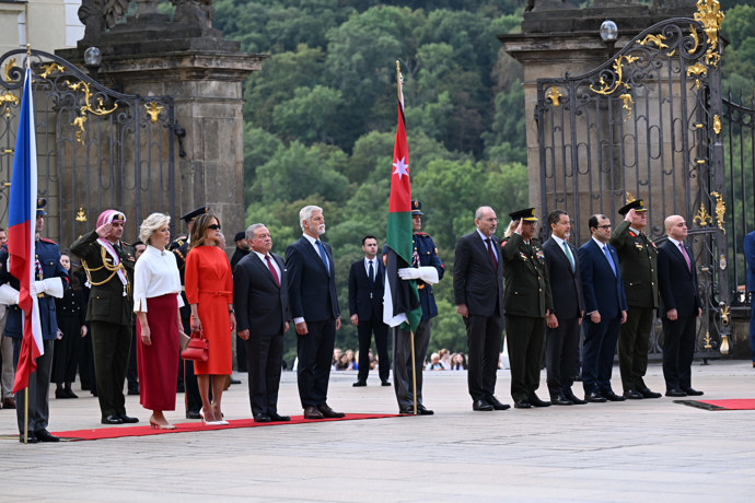 FOTO: Prezident Petr Pavel s manželkou Evou přivítali na Hradě jordánský královský pár. – stránka 14
