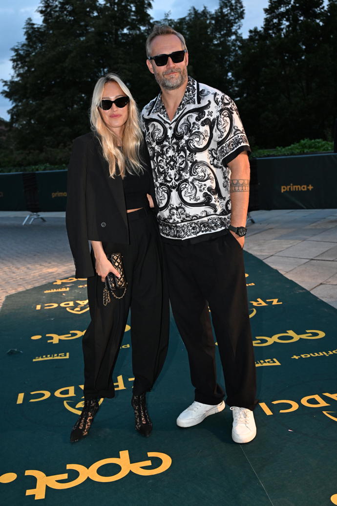 FOTO: Ondřej Novotný po boku své partnerky Renaty na premiéře Zrádců. – stránka 20