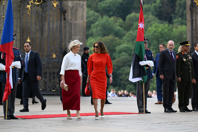FOTO: Eva Pavlová si cestou popovídala s královnou Ranjarou. – stránka 12
