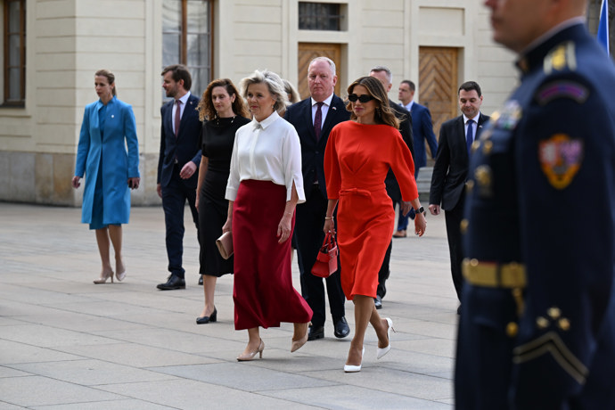 FOTO: První dáma Eva Pavlová po boku královny Ranjary. – stránka 9