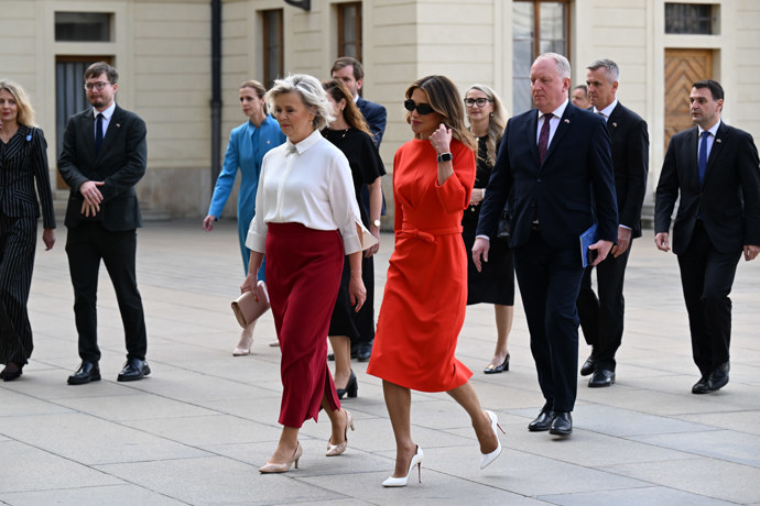 FOTO: První dáma Eva Pavlová po boku královny Ranjary. – stránka 8