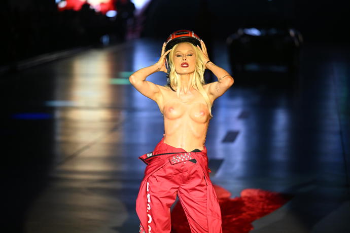FOTO: Simona Krainová následně sundala helmu a ukázala pravou tvář. – stránka 128