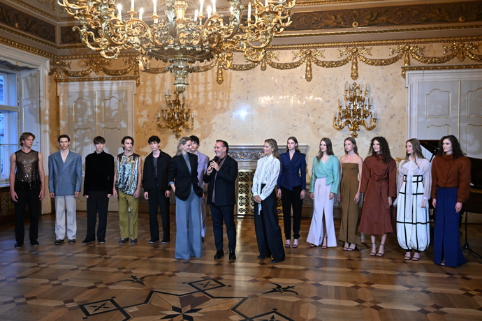 FOTO: Saša Jány spolu s Michaelou Kociánovou a Danielou Peštovou. Dámy vyhlásily letošní vítěze. – stránka 2