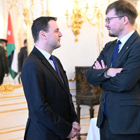 Ministr zahraničních věcí Petr Macinka reagoval na rozhodnutí ČT vlastním opatřením.