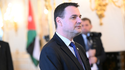 FOTO: Petr Macinka čekal na příchod prezidenta a krále.