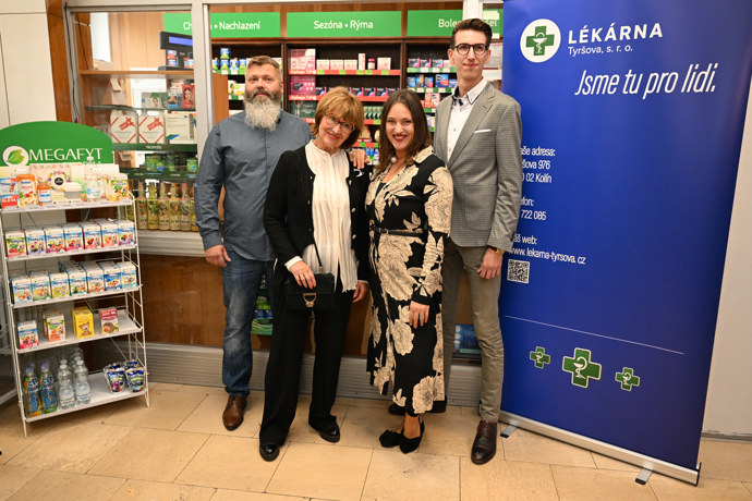 FOTO: Bára Vaculíková a Petra Černocká na otevření lékárny Tyršova. – stránka 1