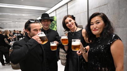 FOTO: Sporťáci Vavřinec Hradílek, Tomáš Slavík a Míša Dvorská sáhli po půlitru piva. Přidala se k nim i další účastnice Asia Express Džami.