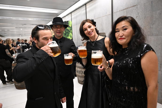FOTO: Sporťáci Vavřinec Hradílek, Tomáš Slavík a Míša Dvorská sáhli po půlitru piva. Přidala se k nim i další účastnice Asia Express Džami. – stránka 133