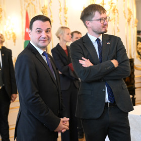 Ministr zahraničí a šéf Motoristů Petr Macinka ostře kritizoval rozhodnutí České televize, která v závěrečné předvolební Superdebatě odmítla dát prostor předsedům čtyř opozičních stran včetně Motoristů.