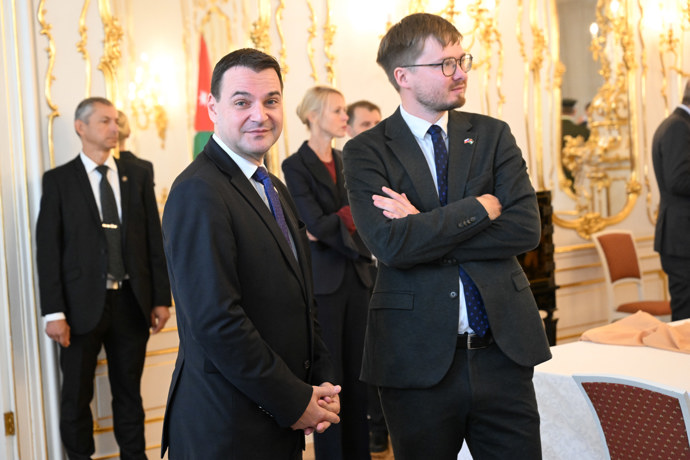 FOTO: Ministr Petr Macinka byl samý úsměv. – stránka 13