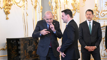 FOTO: Ministr Petr Macinka si ukazoval fotky se svým zahraničním protějškem.