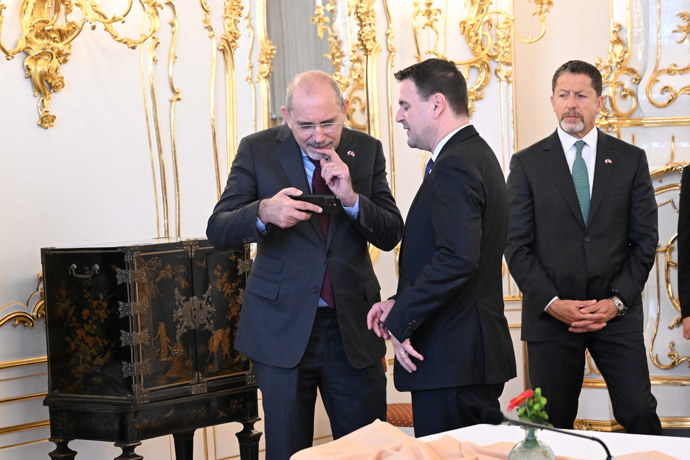 FOTO: Ministr Petr Macinka si ukazoval fotky se svým zahraničním protějškem. – stránka 12