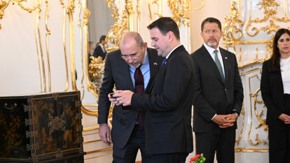 FOTO: Ministr Petr Macinka si ukazoval fotky se svým zahraničním protějškem.
