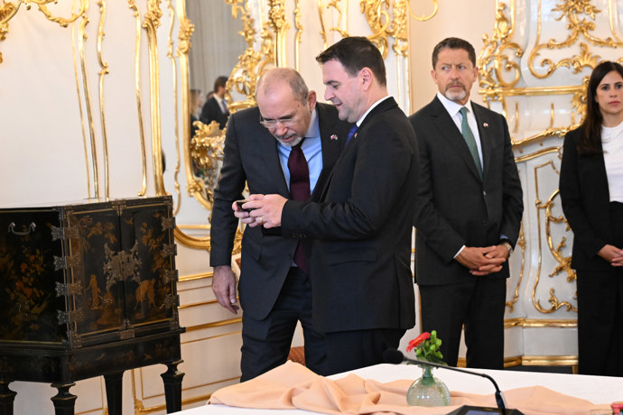 FOTO: Ministr Petr Macinka si ukazoval fotky se svým zahraničním protějškem. – stránka 11