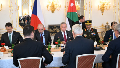 FOTO: Prezident Petr Pavel seděl vedle ministra Petra Macinky.
