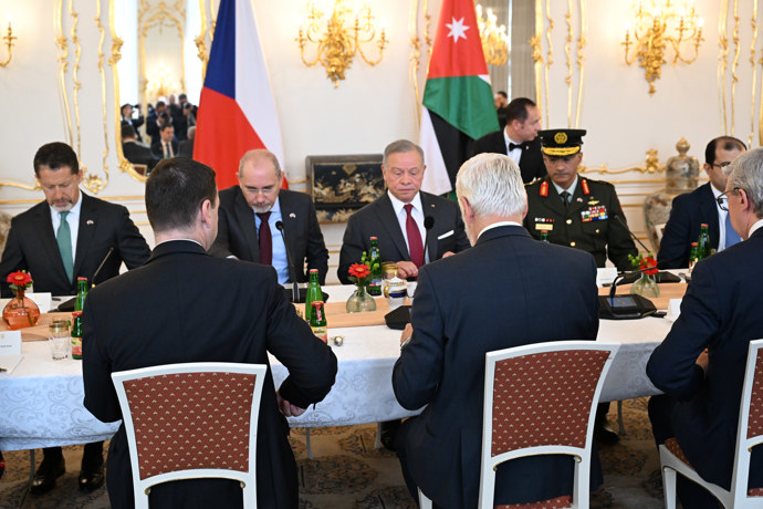 FOTO: Prezident Petr Pavel seděl vedle ministra Petra Macinky. – stránka 21