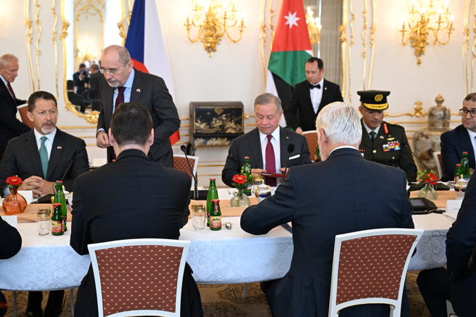 FOTO: Prezident Petr Pavel seděl vedle ministra Petra Macinky. – stránka 20