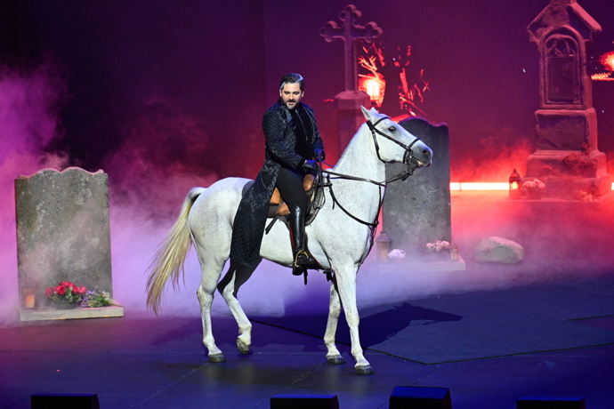 FOTO: Vojta na koni jezdit umí. – stránka 59