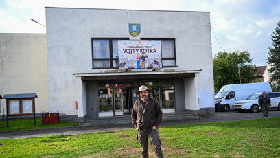 FOTO: Vojta Kotek před kulturním centrem v Kozárovicích.