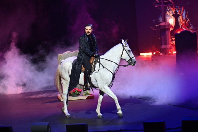 FOTO: Celé vystoupení působilo velkolepým dojmem. – stránka 49
