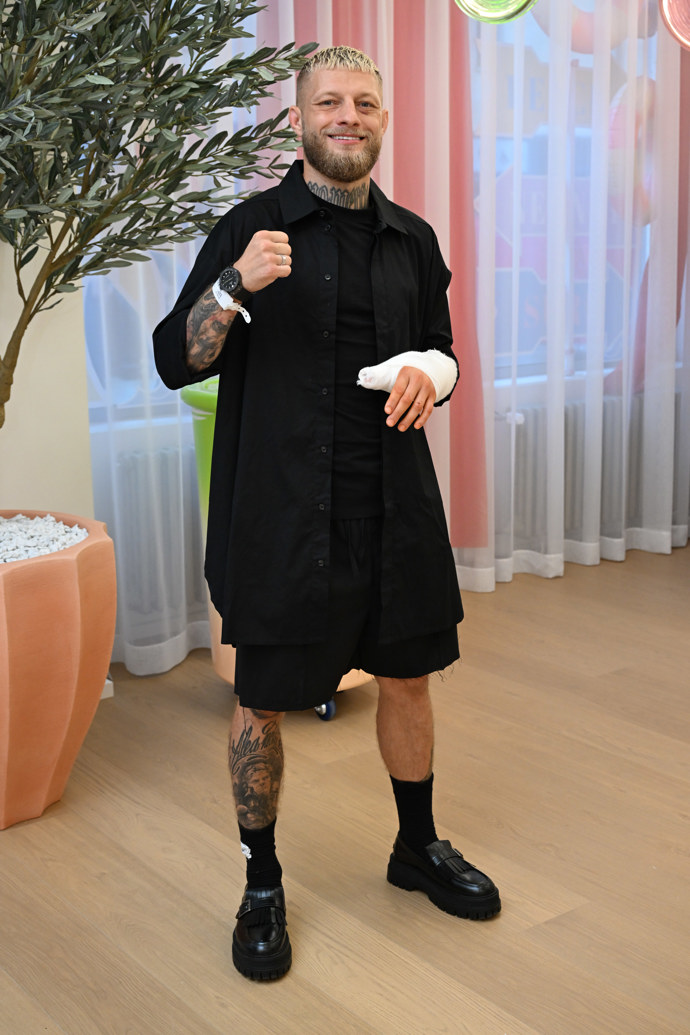 FOTO: Radek Roušal v obchodě Neonky. – stránka 49