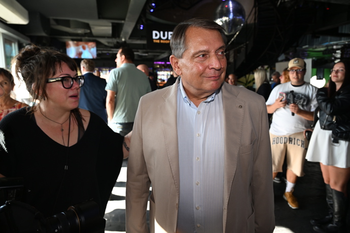 FOTO: Bývalý premiér působil mezi influencery, zápasníky a internetovými figurkami jako návštěvník z úplně jiného světa. – stránka 4