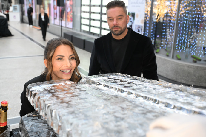 FOTO: Eva Decastelo čeká na ústřici. – stránka 43