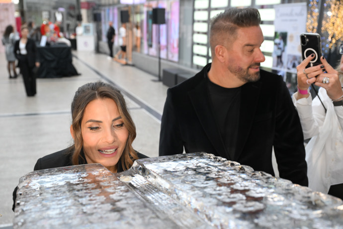 FOTO: Eva Decastelo a Petr Švancara si chtějí dát ústřici. – stránka 42