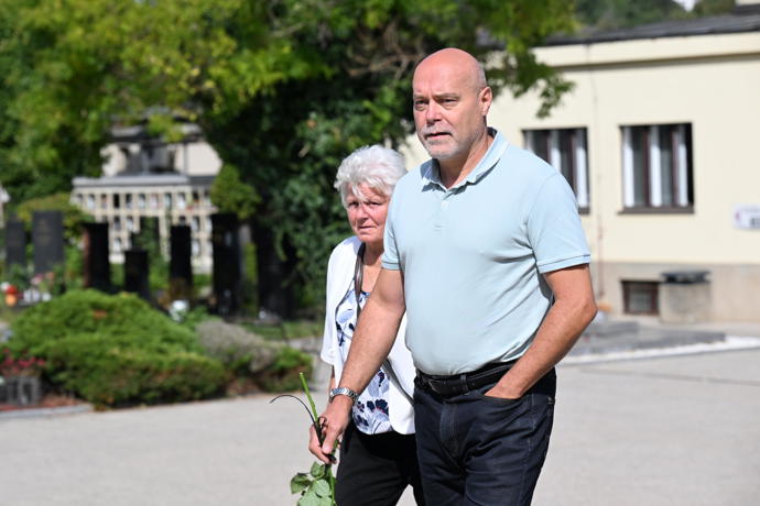 FOTO: Rodina a přátelé se přišli naposledy rozloučit s Luďkem Hrzalem. – stránka 83