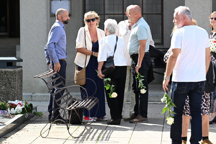 FOTO: Rodina a přátelé se přišli naposledy rozloučit s Luďkem Hrzalem. – stránka 80