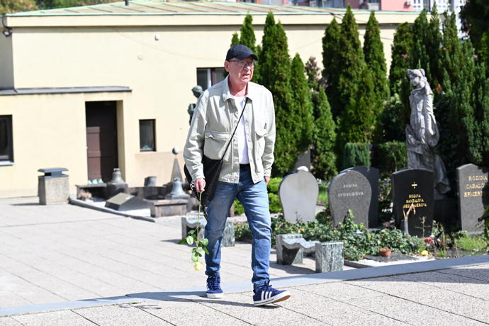 FOTO: Rodina a přátelé se přišli naposledy rozloučit s Luďkem Hrzalem. – stránka 177