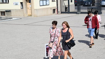 FOTO: Jedna z dam nesla velkou Hrzalovu fotografii.