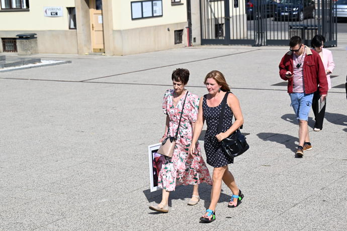FOTO: Jedna z dam nesla velkou Hrzalovu fotografii. – stránka 170