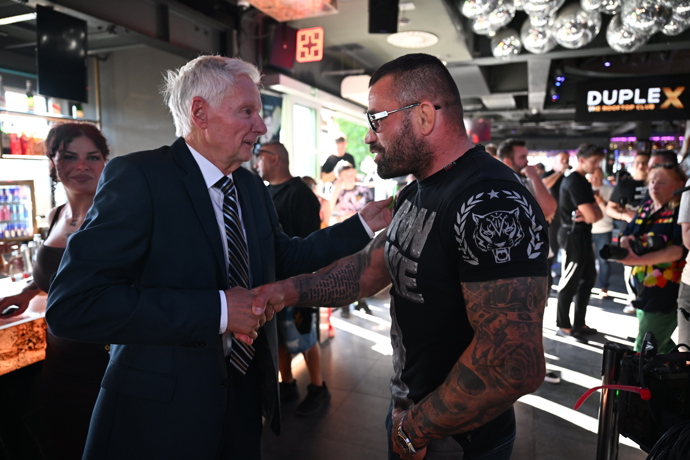 FOTO: Právě setkání Miroslava Sládka s Karlosem Vémolou nabídlo jeden z nejzajímavějších momentů mimo hlavní program. – stránka 4