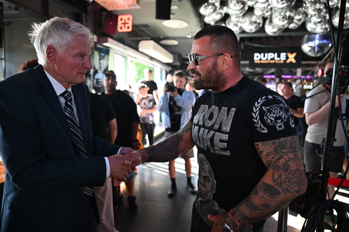 FOTO: Bývalý politik během krátkého rozhovoru s Vémolou působil jako nadšený fanoušek. – stránka 2