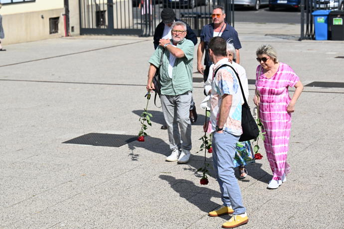 FOTO: Rodina a přátelé se přišli naposledy rozloučit s Luďkem Hrzalem. Všichni zvolili pestrobarevné oblečení. – stránka 168
