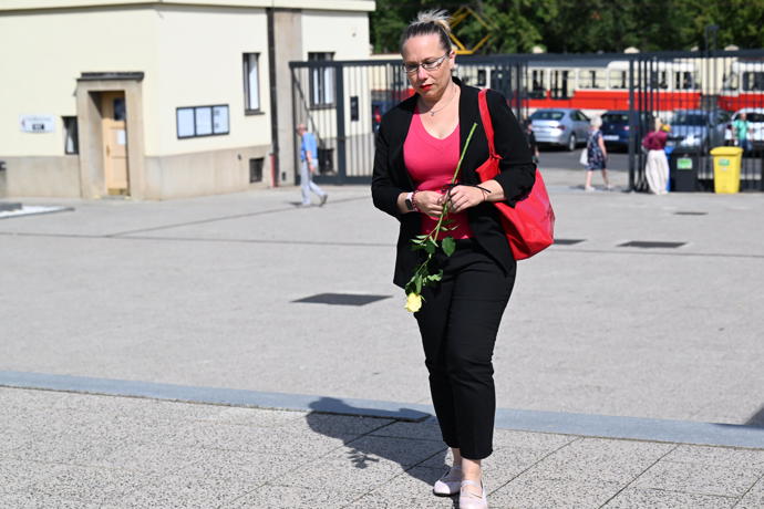 FOTO: Rodina a přátelé se přišli naposledy rozloučit s Luďkem Hrzalem. Všichni zvolili pestrobarevné oblečení. – stránka 166