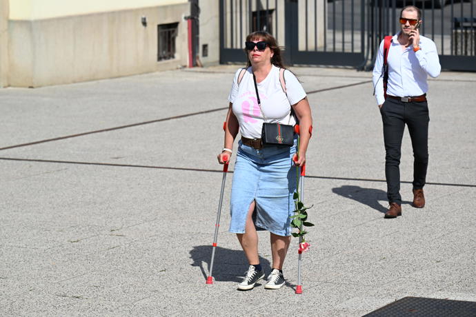 FOTO: Rodina a přátelé se přišli naposledy rozloučit s Luďkem Hrzalem. – stránka 162