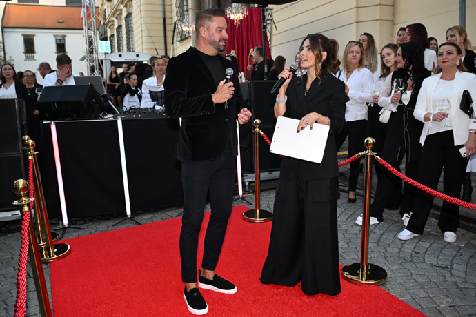 FOTO: Petr Švancara a Eva Decastelo jako moderátoři na akci Neonek. – stránka 32