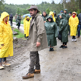 Kritikům vadí především počet pomocníků na jeho hospodářství.