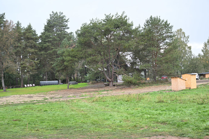 FOTO: Dům Kotkových není za stromy téměř vidět. – stránka 77