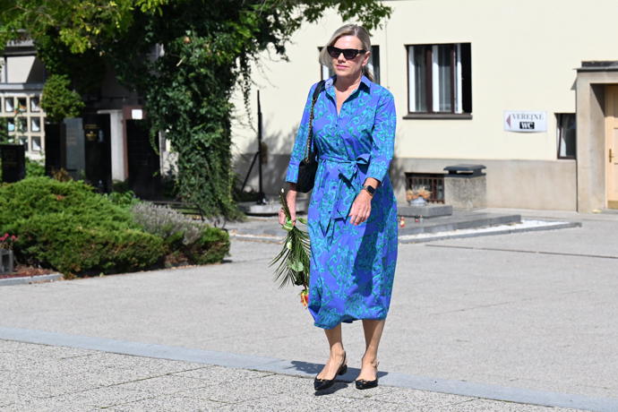 FOTO: Leona Machálková přišla dát poslední sbohem Luďku Hrzalovi. – stránka 7
