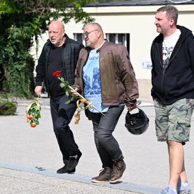 Rodina a přátelé se přišli naposledy rozloučit s Luďkem Hrzalem.